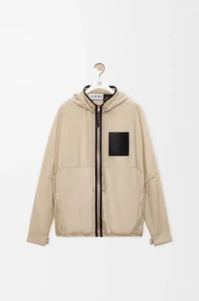 Chaqueta con capucha de tejido técnico