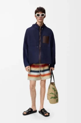 Chaqueta con capucha de tejido técnico