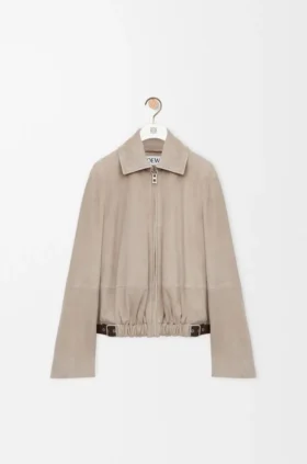 Chaqueta con cinturón de piel de cabra de gamuza