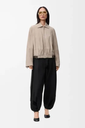 Chaqueta con cinturón de piel de cabra de gamuza