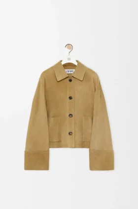 Chaqueta con puños doblados de piel de cordero de gamuza