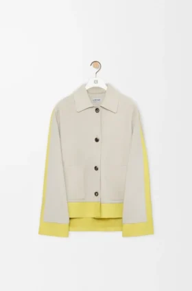 Chaqueta con puños doblados de piel de cordero de gamuza