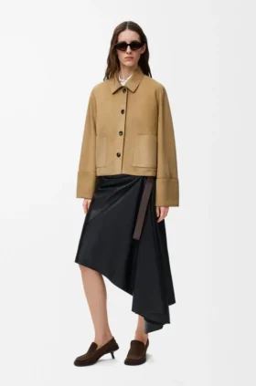 Chaqueta con puños doblados de piel de cordero de gamuza