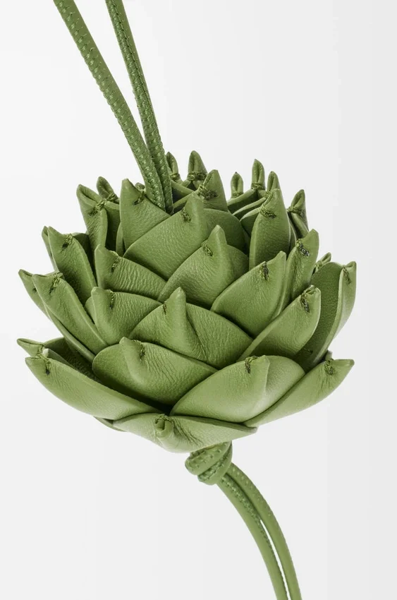 Colgante Artichoke en piel de becerro clásica Colgante Artichoke en piel de becerro clásica