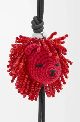 Colgante de cabeza de león en crochet y piel de becerro