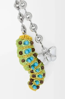 Colgante de cadena con forma de oruga