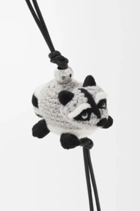 Colgante de mapache de fieltro