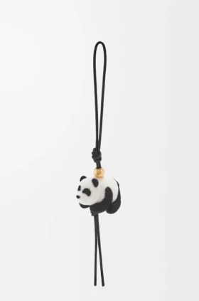 Colgante de panda de fieltro y piel de becerro