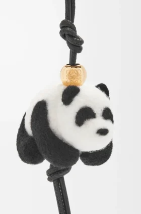 Colgante de panda de fieltro y piel de becerro