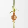 Colgante «Onion Sprout» en piel de becerro clásica y rafia Colgante «Onion Sprout» en piel de becerro clásica y rafia