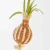 Colgante «Onion Sprout» en piel de becerro clásica y rafia Colgante «Onion Sprout» en piel de becerro clásica y rafia