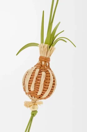 Colgante «Onion Sprout» en piel de becerro clásica y rafia