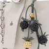 Dije Berry en piel de becerro clásica Dije Berry en piel de becerro clásica