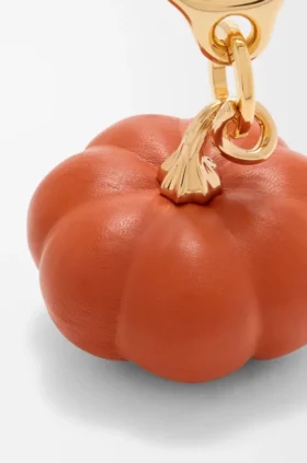 Dije de calabaza en piel de cordero