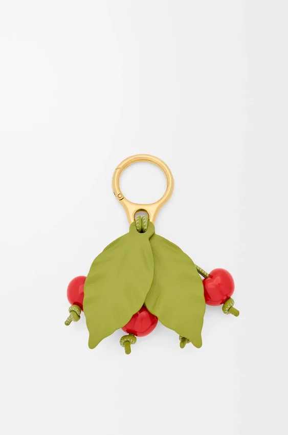 Dije de cereza en piel de becerro clásica Dije de cereza en piel de becerro clásica