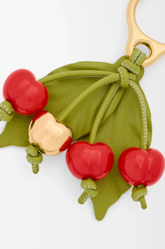 Dije de cereza en piel de becerro clásica Dije de cereza en piel de becerro clásica