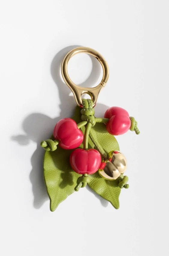 Dije de cereza en piel de becerro clásica Dije de cereza en piel de becerro clásica