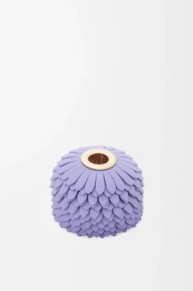 Dije de flor en piel de becerro
