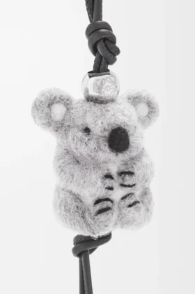Dije de koala en fieltro y piel de becerro