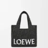 Font Tote pequeño en rafia con tipografía Loewe