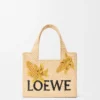 Font Tote pequeño en rafia con tipografía Loewe Font Tote pequeño en rafia con tipografía Loewe