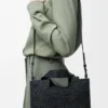 Font Tote pequeño en rafia con tipografía Loewe