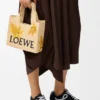 Font Tote pequeño en rafia con tipografía Loewe Font Tote pequeño en rafia con tipografía Loewe
