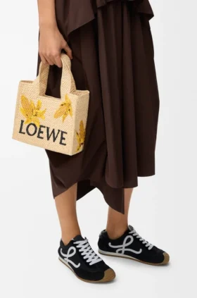 Font Tote pequeño en rafia con tipografía Loewe