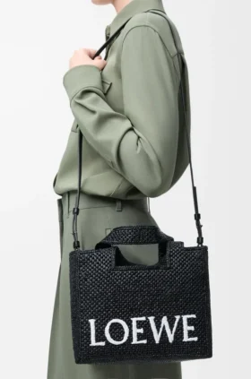 Font Tote pequeño en rafia con tipografía Loewe