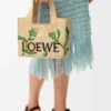 Font Tote pequeño en rafia con tipografía Loewe Font Tote pequeño en rafia con tipografía Loewe