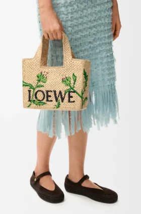 Font Tote pequeño en rafia con tipografía Loewe