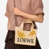 Font Tote pequeño en rafia con tipografía Loewe Font Tote pequeño en rafia con tipografía Loewe