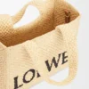 Font Tote pequeño en rafia con tipografía Loewe