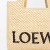 Font Tote pequeño en rafia con tipografía Loewe