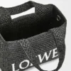 Font Tote pequeño en rafia con tipografía Loewe
