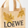 Font Tote pequeño en rafia con tipografía Loewe Font Tote pequeño en rafia con tipografía Loewe
