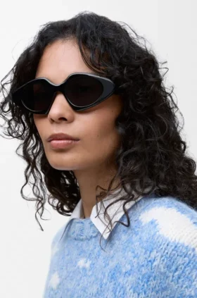 Gafas de sol delgadas con forma triangular