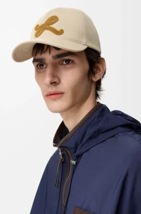 Gorra con parche «L» de algodón