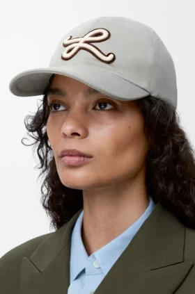 Gorra con parche «L» de algodón