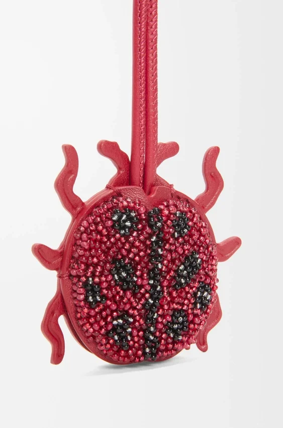 Llavero con forma de mariquita en cuero con cuentas Llavero con forma de mariquita en cuero con cuentas
