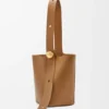 Medium Pebble Bucket en piel de becerro lisa Medium Pebble Bucket en piel de becerro lisa