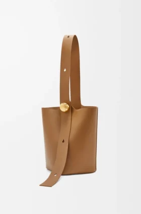 Medium Pebble Bucket en piel de becerro lisa