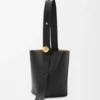 Medium Pebble Bucket en piel de becerro lisa Medium Pebble Bucket en piel de becerro lisa
