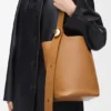 Medium Pebble Bucket en piel de becerro lisa Medium Pebble Bucket en piel de becerro lisa