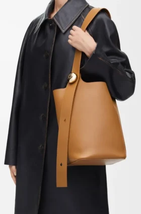 Medium Pebble Bucket en piel de becerro lisa