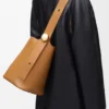 Medium Pebble Bucket en piel de becerro lisa Medium Pebble Bucket en piel de becerro lisa