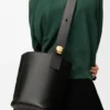 Medium Pebble Bucket en piel de becerro lisa Medium Pebble Bucket en piel de becerro lisa