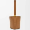 Medium Pebble Bucket en piel de becerro lisa Medium Pebble Bucket en piel de becerro lisa