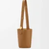 Medium Pebble Bucket en piel de becerro lisa Medium Pebble Bucket en piel de becerro lisa