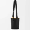 Medium Pebble Bucket en piel de becerro lisa Medium Pebble Bucket en piel de becerro lisa